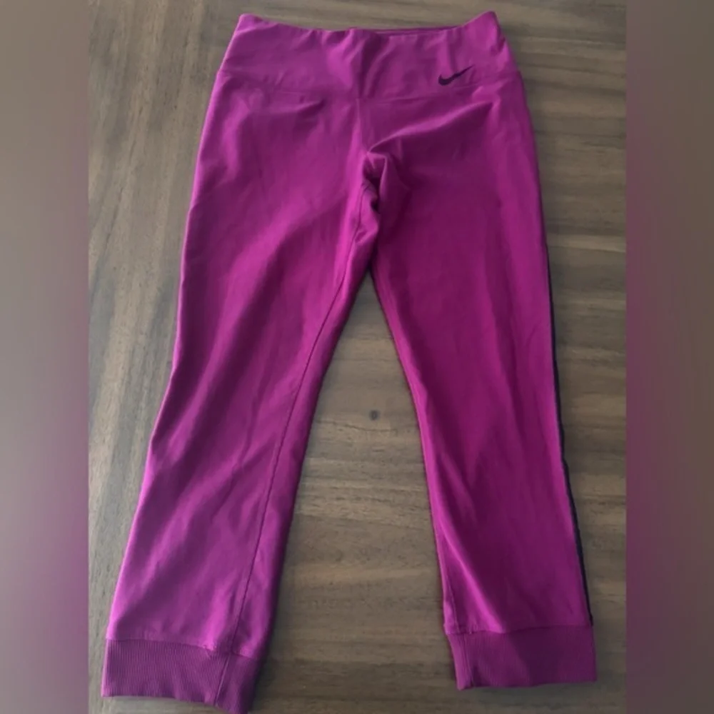Nike Dri-FIT Legend Capri Leggings – Pink & Black – Women’s Small
